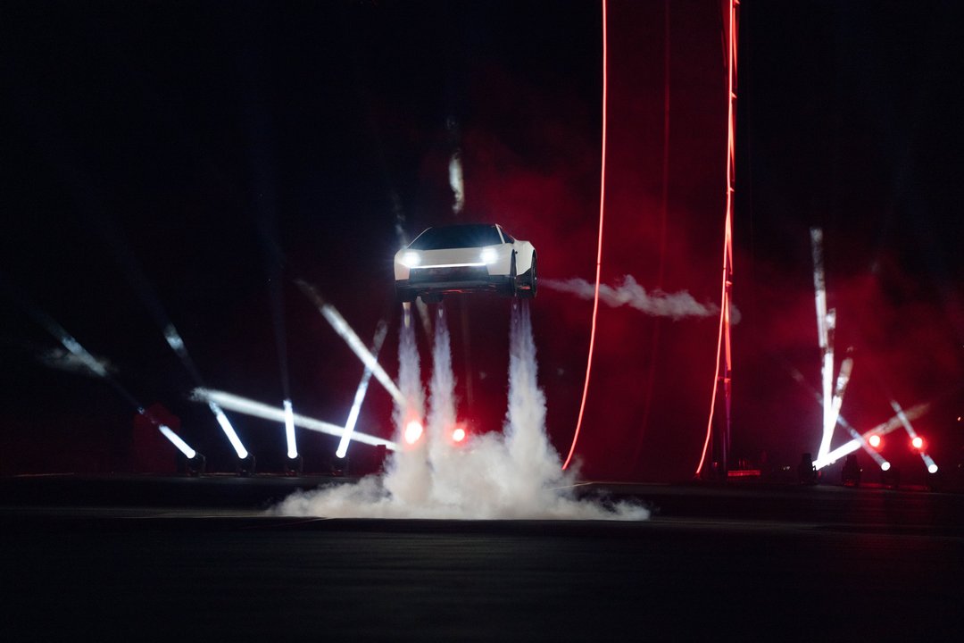 Tesla presentó un “auto volador” que hace acrobacias en el aire: cómo funciona