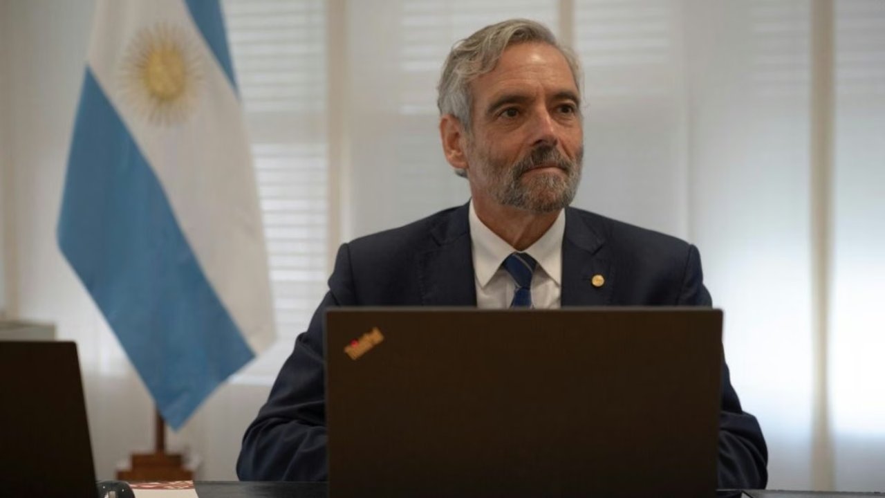 "Milei repite el error de Sturzenegger con el apuro antiinflacionario": la advertencia de Jorge Carrera sobre la economía bipolar