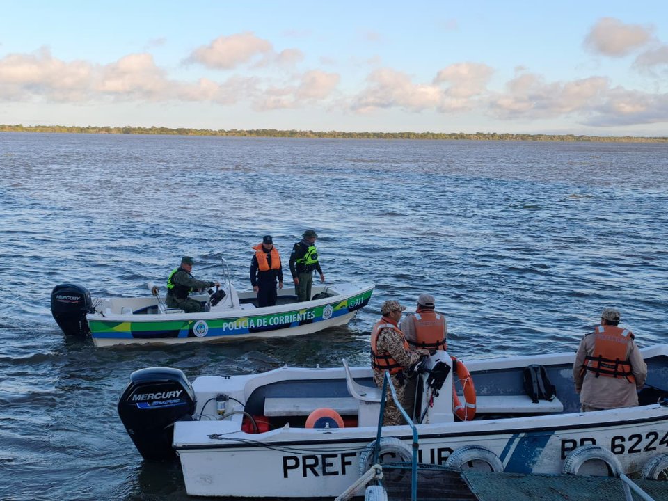 Amplio operativo en Corrientes para localizar a dos peones que desaparecieron en aguas del río Paraná