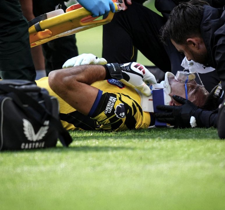 Emiliano Dibu Martínez retirado en camilla tras el golpe en Chelsea-Everton