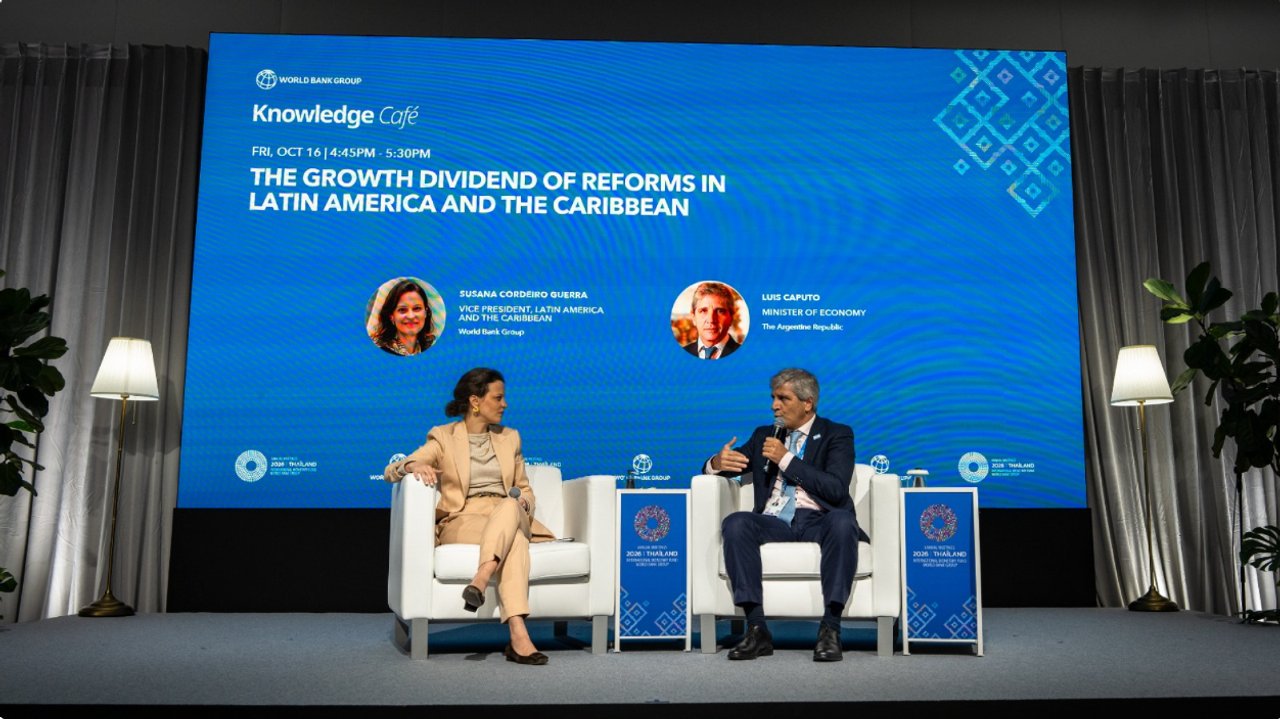 Caputo aseguró que Argentina tiene “un excedente de dólares” y afirmó que las inversiones del RIGI permitirán terminar de levantar el cepo