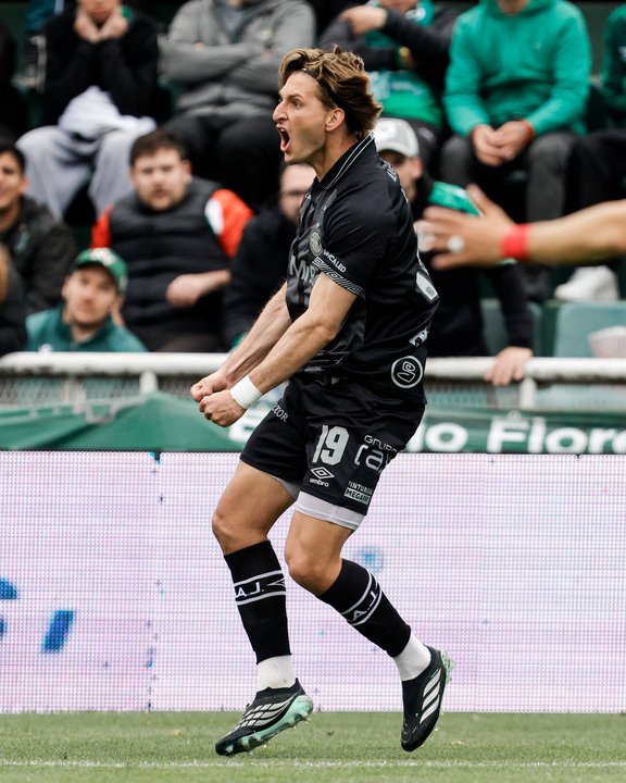 Argentinos le ganó a Banfield y alcanzó a Boca en la cima de la tabla anual