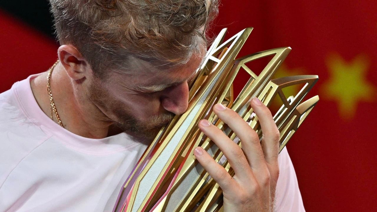 Alejandro Davidovich Fokina levantando el trofeo del Masters 1000 de Shanghái