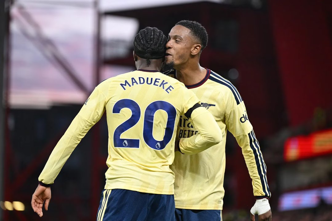 Arsenal vencó a Nottingham Forest y se mantiene a tres puntos del City en la Premier League