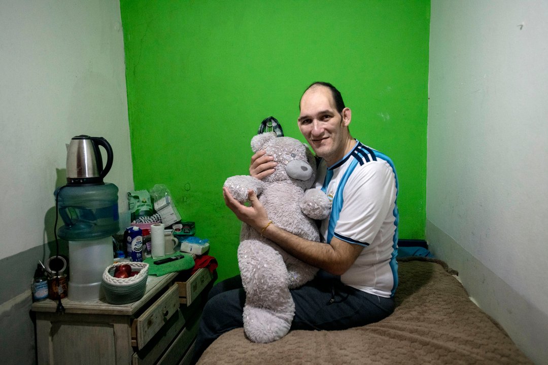 “No muerdo, soy una persona de carne y hueso como todos”: Sergio ‘Chiquito’ Gómez, el hombre más alto de la Argentina que necesita ayuda