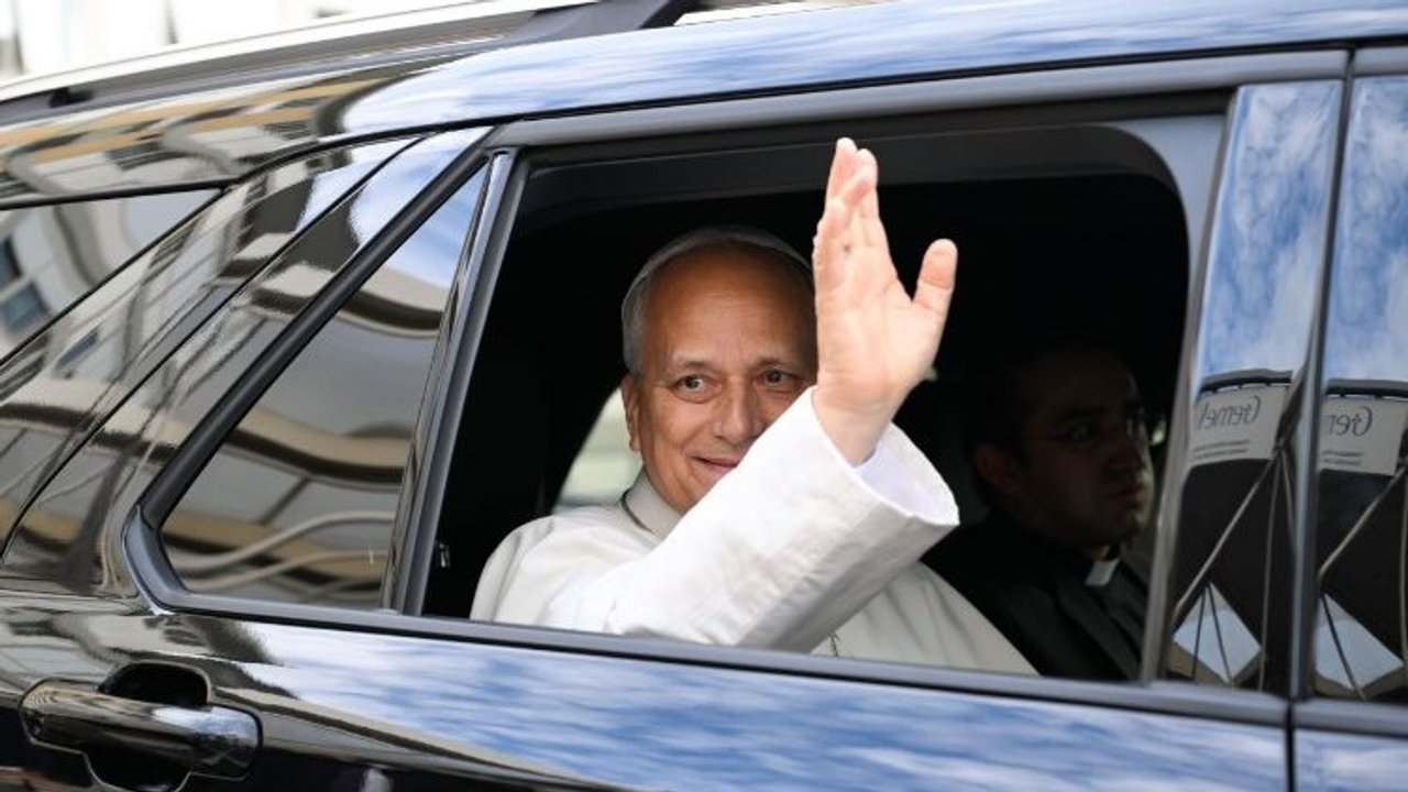 El Papa León XIV saluda a los fieles desde el Vaticano