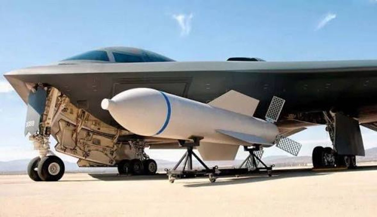 Militares iraníes y equipamiento bélico en base aérea