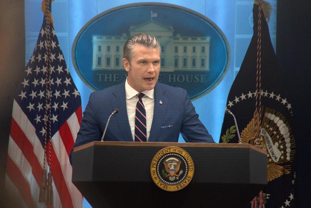 El secretario de Defensa de Estados Unidos Pete Hegseth junto a autoridades israelíes en una base militar de Israel