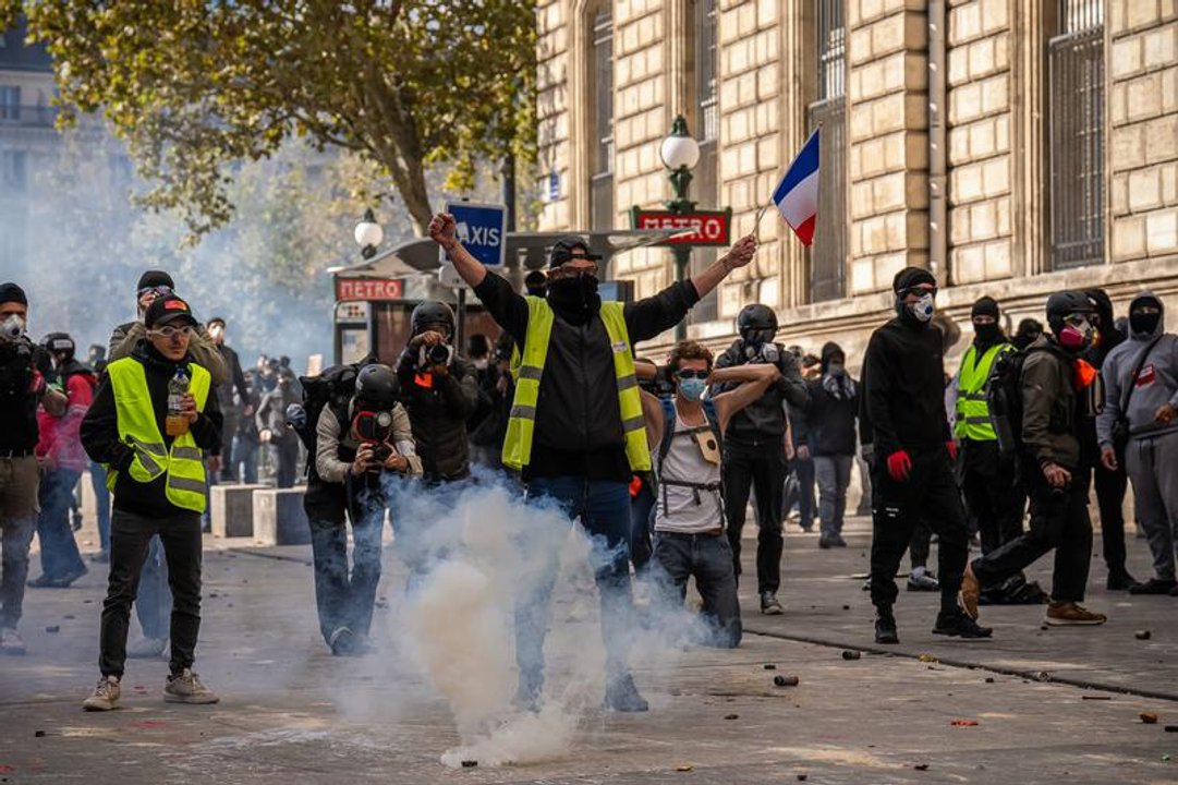 Policías franceses durante una manifestación en París