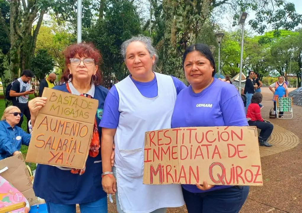 Docentes protestan frente a la Casa de Gobierno de Misiones