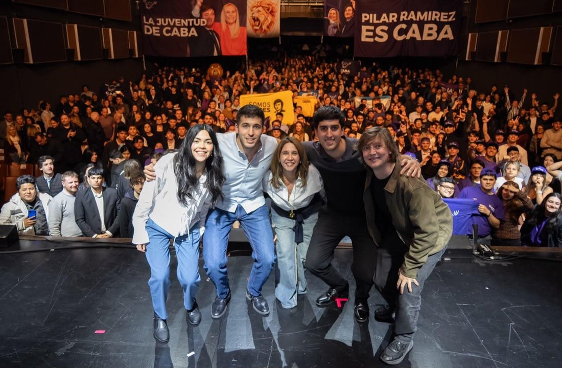 Acto de militancia juvenil de La Libertad Avanza en teatro porteño