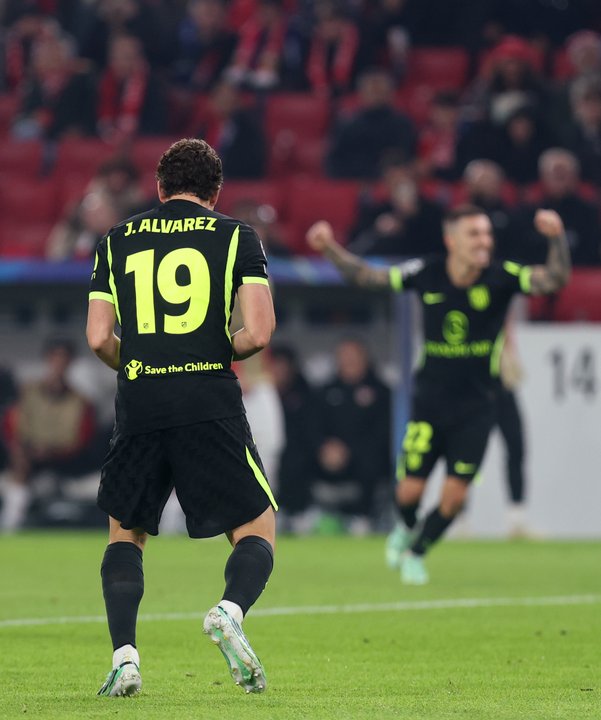 Diego Simeone celebra el gol de Julián Álvarez en Atlético de Madrid