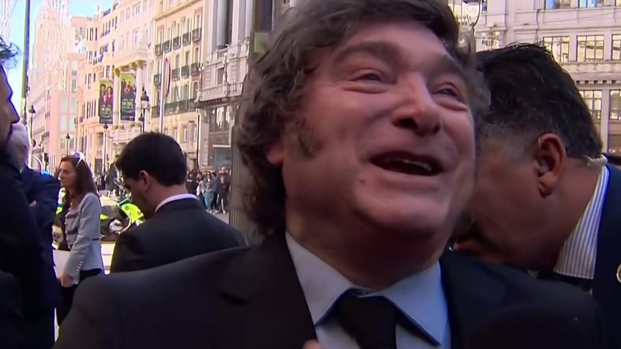 Javier Milei durante su visita a España en contacto con la prensa