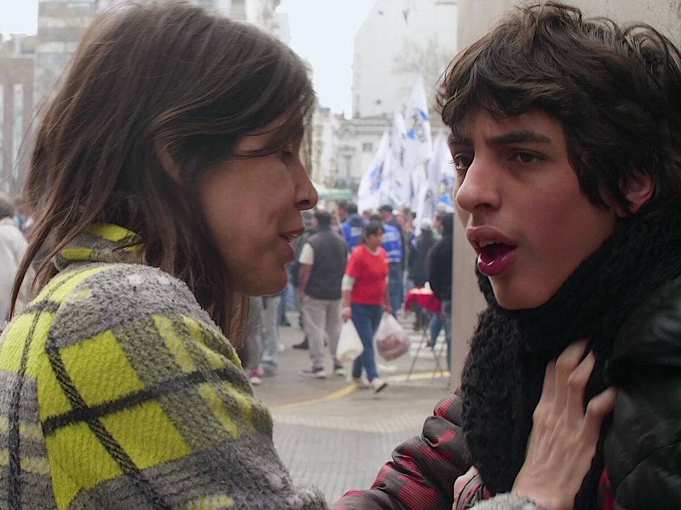 Valentina Bassi en la movilización frente al Congreso por la Ley de Emergencia en Discapacidad