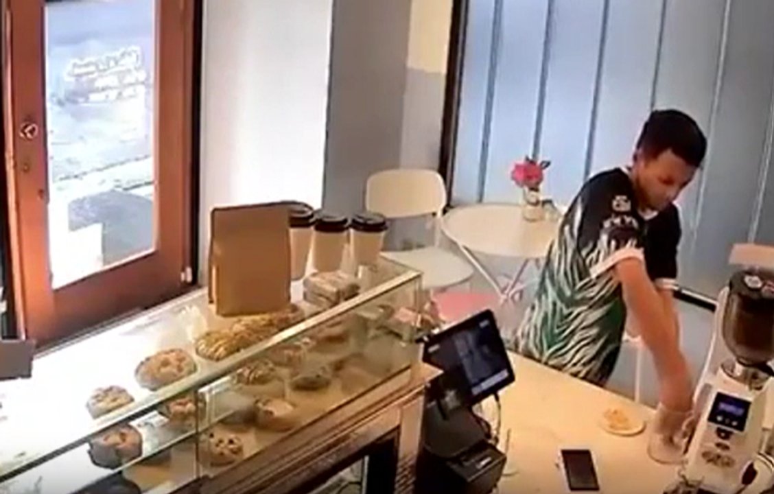 Robó la propina de una cafetería y una empleada lo obligó a devolver el dinero: “Te voy a dar de comer”