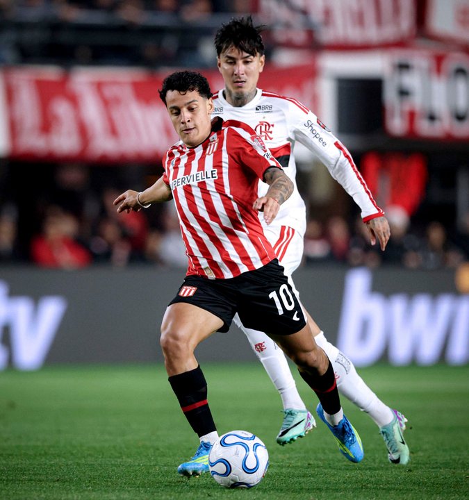 Plantel de Estudiantes en la previa del duelo con Flamengo