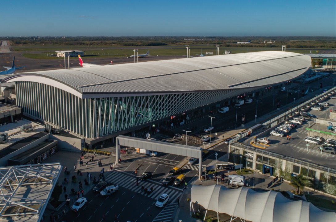 Vista aérea del Aeropuerto Internacional de Ezeiza durante obras en sus pistas