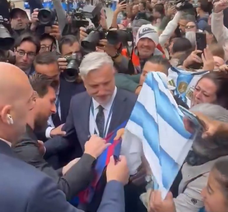 Lionel Messi saluda a los fanáticos en Oviedo, España