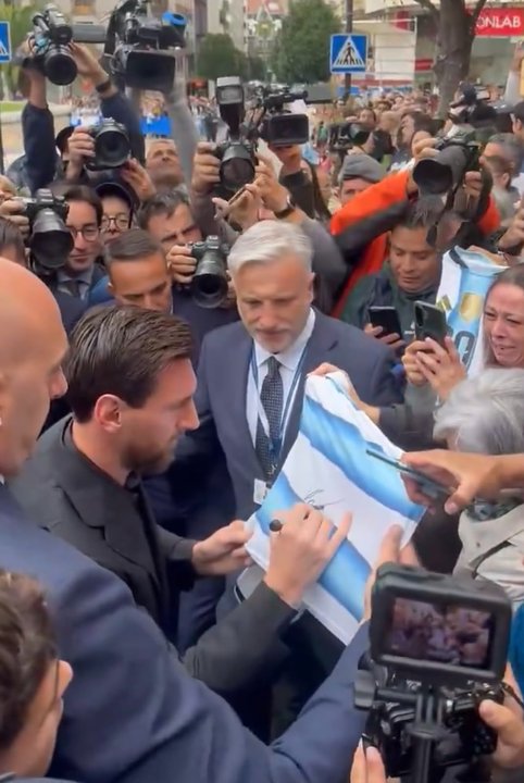 La emoción del niño argentino que consiguió la firma de Messi en su visita a España: “Es todo para mí"