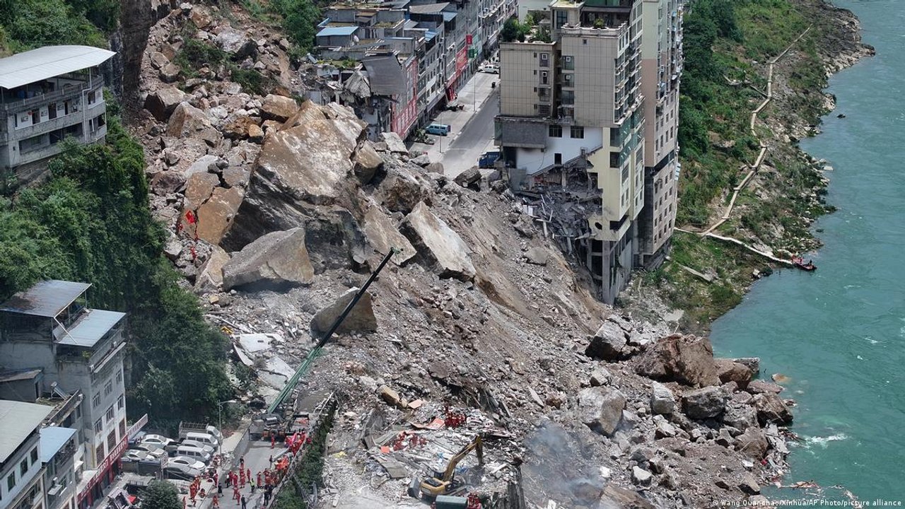 Operativos de rescate tras un fuerte sismo en la región de Xizang, China