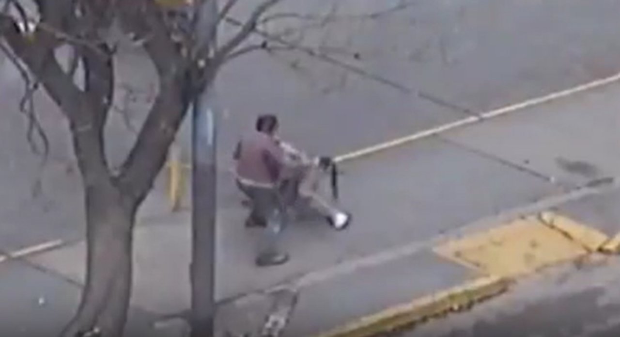 Provincia de Córdoba: le quisieron cobrar estacionamiento y los enfrentó a cintazos