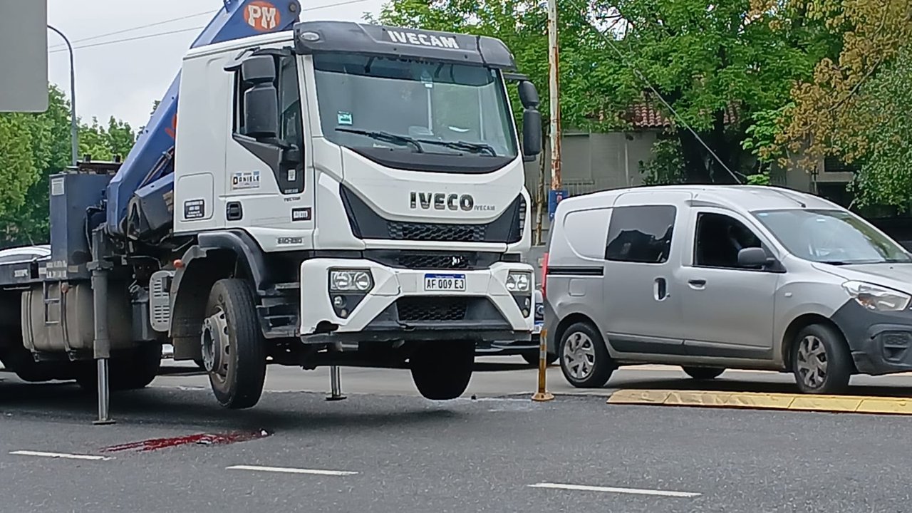 Motociclista grave tras ser atropellado por camión en Villa Luro