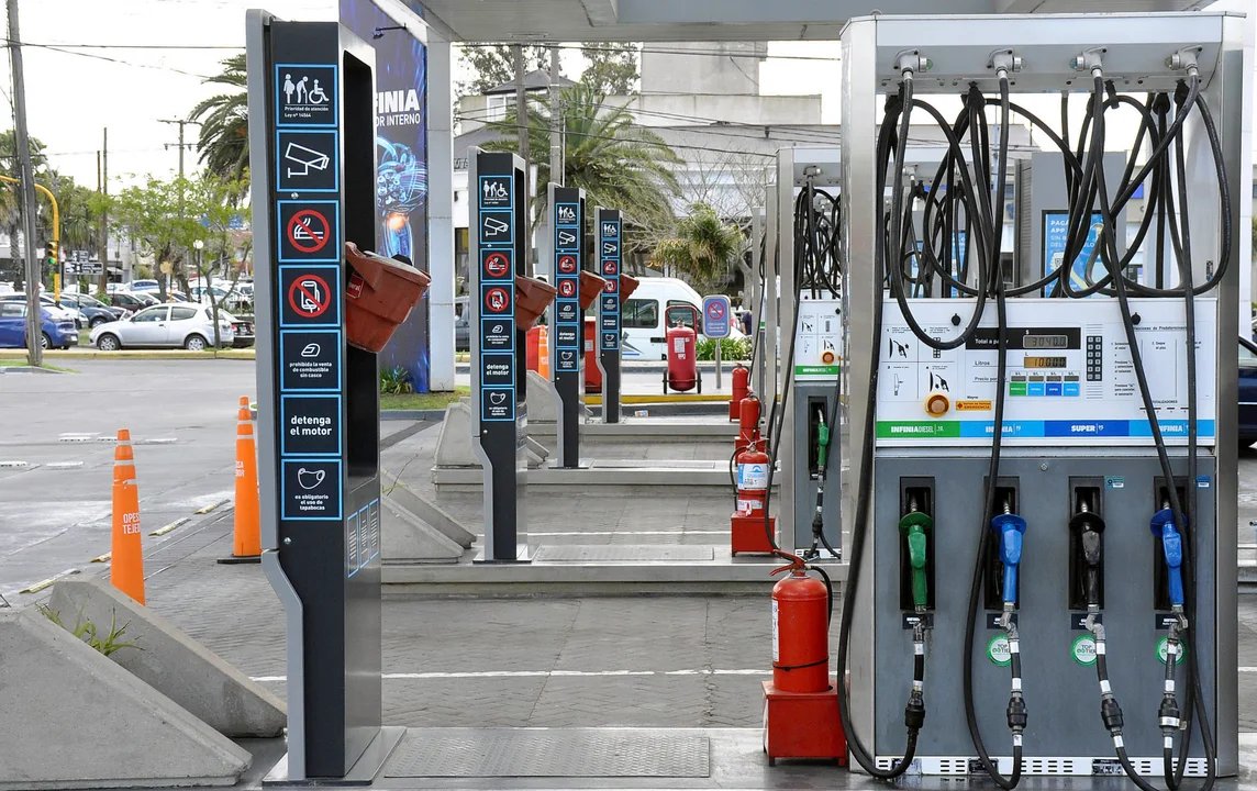 Estación de servicio con surtidores de combustibles en Argentina
