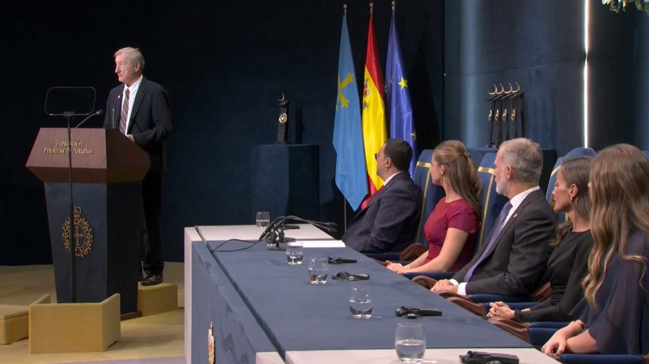 Julian Barnes cuestionó la idea del progreso en el arte durante los Premios Princesa de Asturias