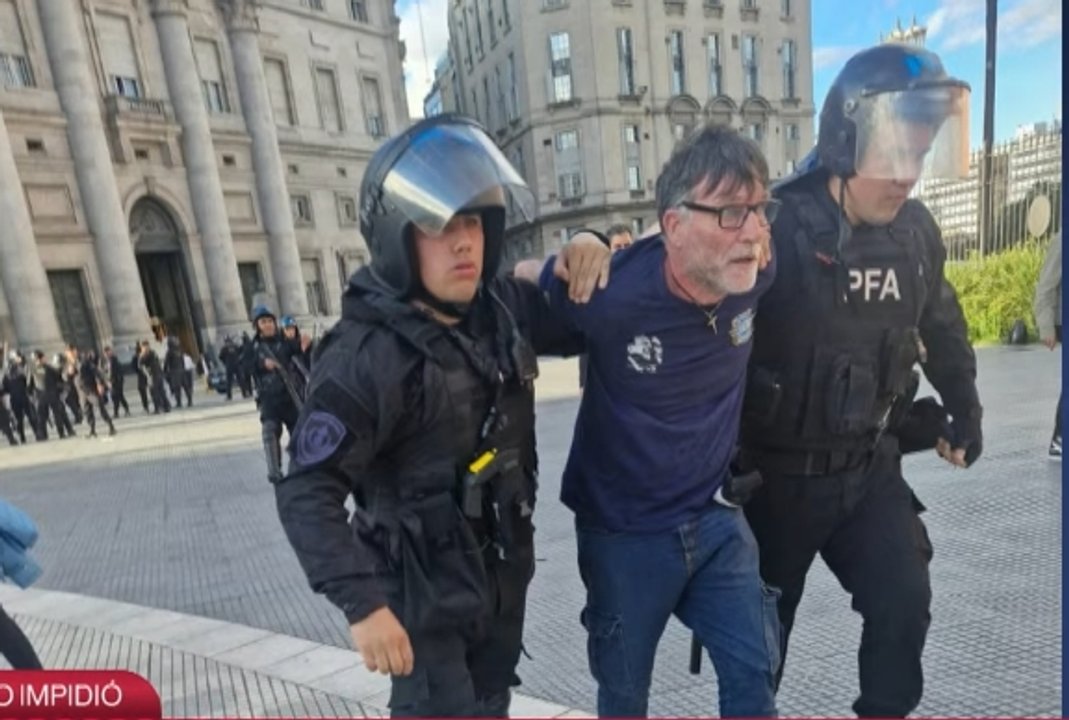 Tres detenidos tras intento de ingreso forzado a la Casa Rosada