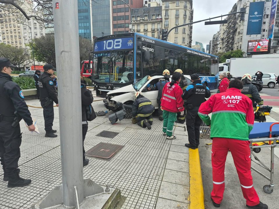 Dos heridos por el choque entre un auto y un colectivo en Recoleta: terminaron arriba de la vereda y derribaron un semáforo