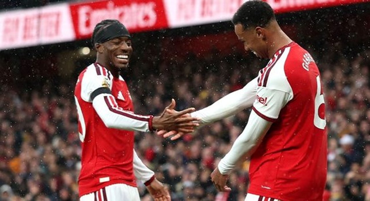 Arsenal aprovechó la caída del City y lo alcanzó en la punta de la Premier League