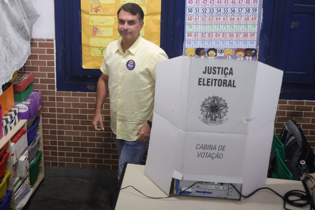 Flávio Bolsonaro votó en el balotaje de Brasil y afirmó que llegó “el momento del cambio”