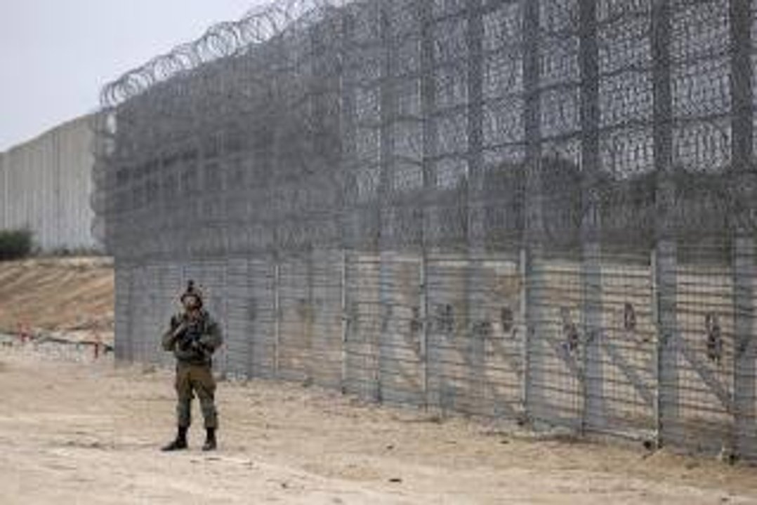 Soldados israelíes controlan un puesto de paso en Cisjordania
