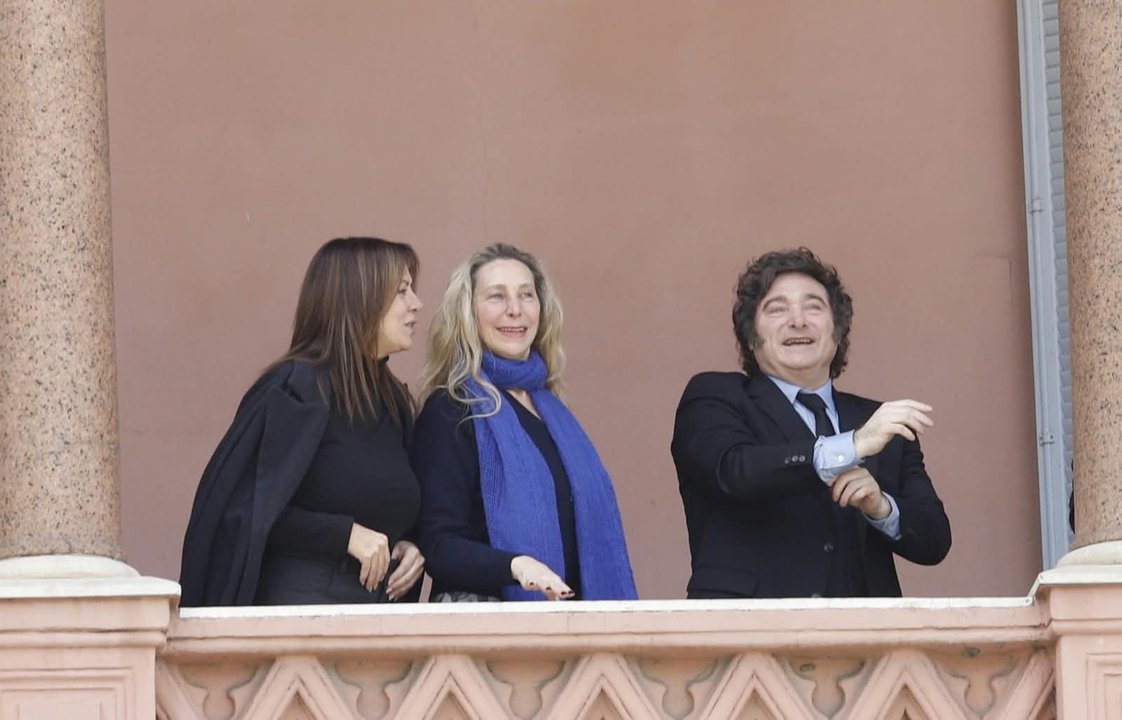 Milei salió al balcón con sus ministros e hizo un “six seven” ante los jóvenes