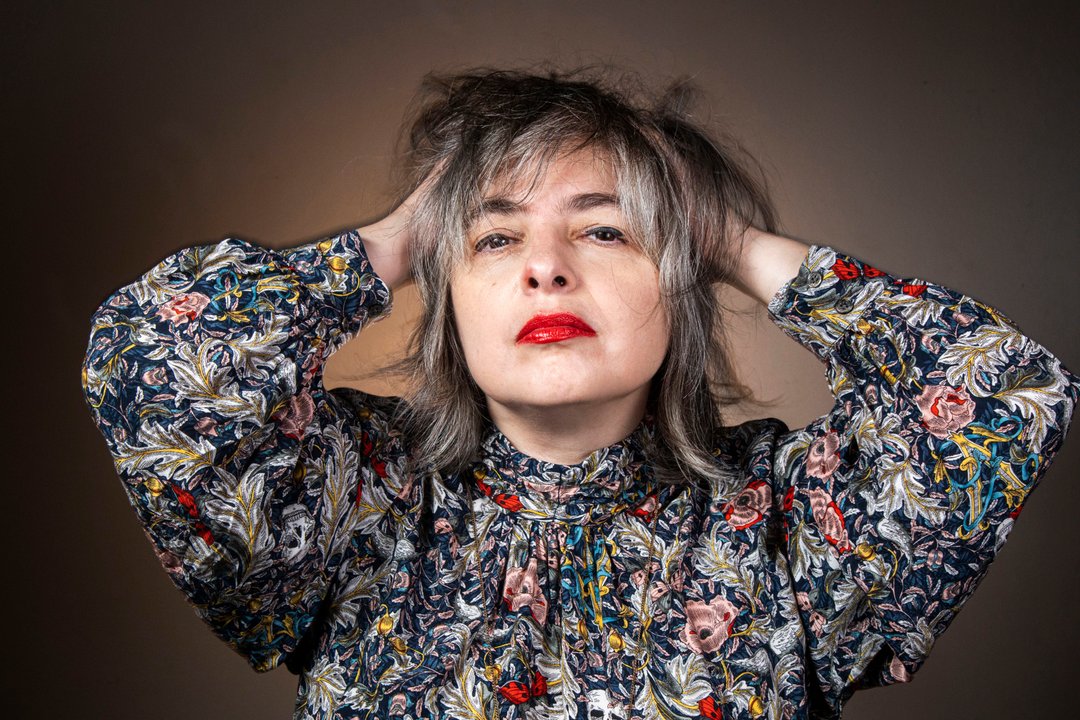 Mariana Enriquez explora las raíces del terror en su nuevo libro Conversación con la oscuridad