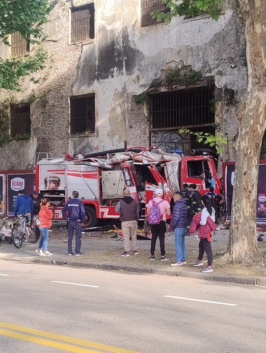Un camión de bomberos chocó contra la ex cárcel de Caseros: al menos 10 heridos