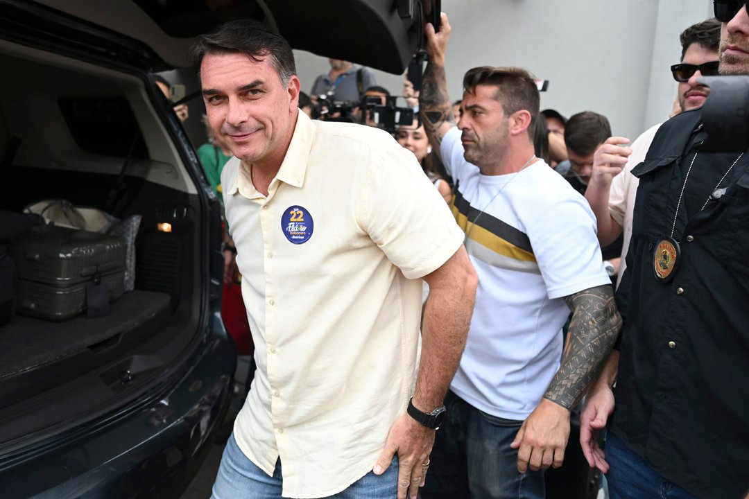 Flávio Bolsonaro se fue a Estados Unidos, según un medio brasileño