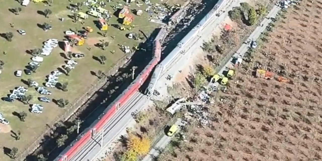 La Guardia Civil española difundió las primeras imágenes aéreas del accidente ferroviario
