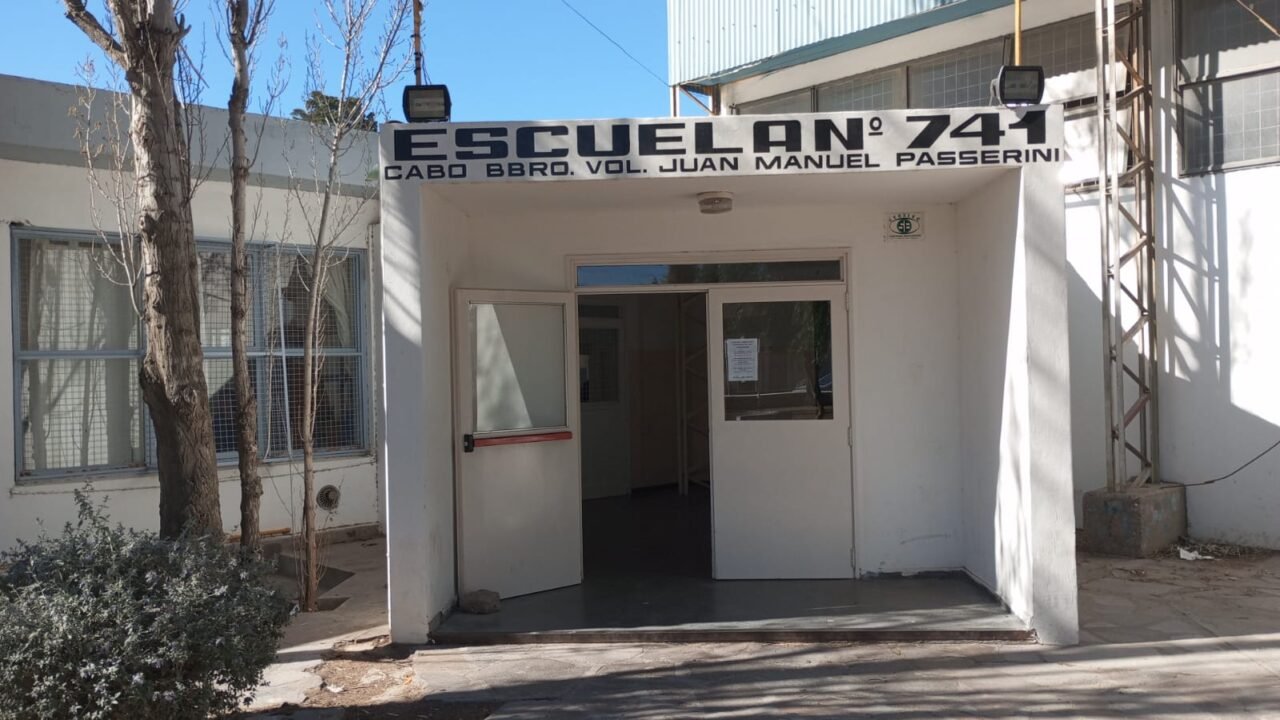 Allanan a joven en Puerto Madryn por crear serie porno animé con imágenes de compañeras