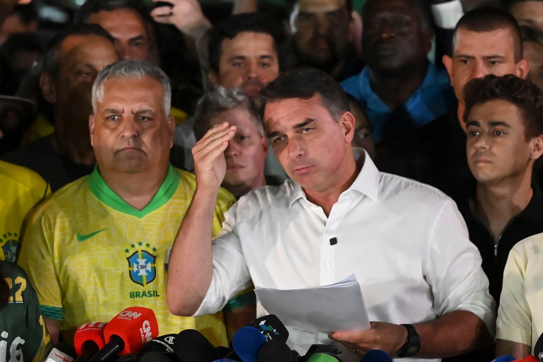 Flávio Bolsonaro se autoproclamó “verdadero presidente electo” de Brasil y denunció un "repugnante fraude"