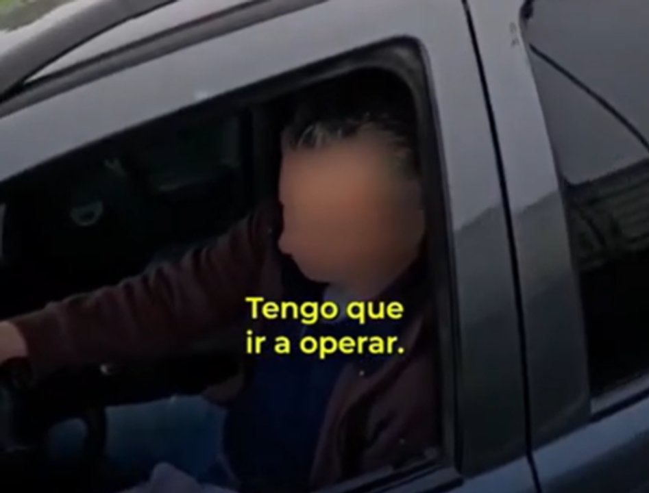 "Tengo que ir a operar": circulaba por la banquina mientras usaba el celular y dio una insólita justificación