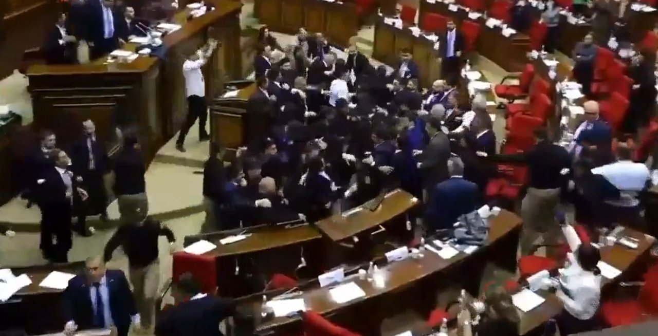 Escándalo en Armenia: golpes y sillas volando durante una sesión en el Parlamento