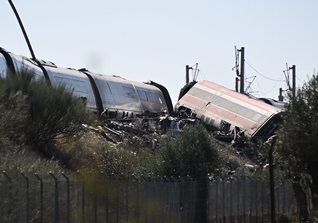 Tragedia en España: el choque entre los trenes ocurrió a una velocidad de entre 160 y 200 km/h, según primer informe
