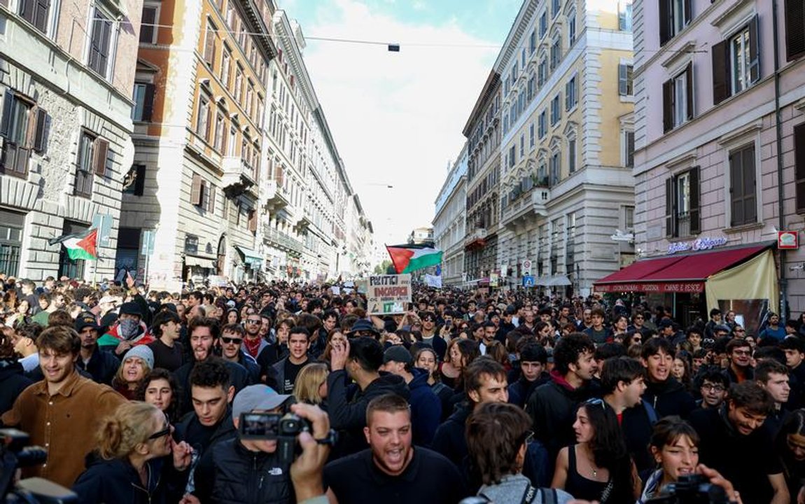 Manifestantes en Italia protestan contra las políticas del gobierno de Giorgia Meloni