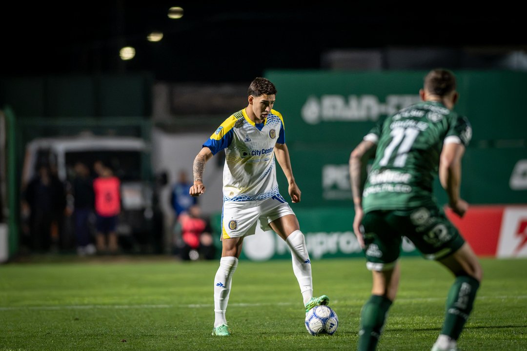 Rosario Central venció agónicamente a Sarmiento con un doblete de Gastón Ávila