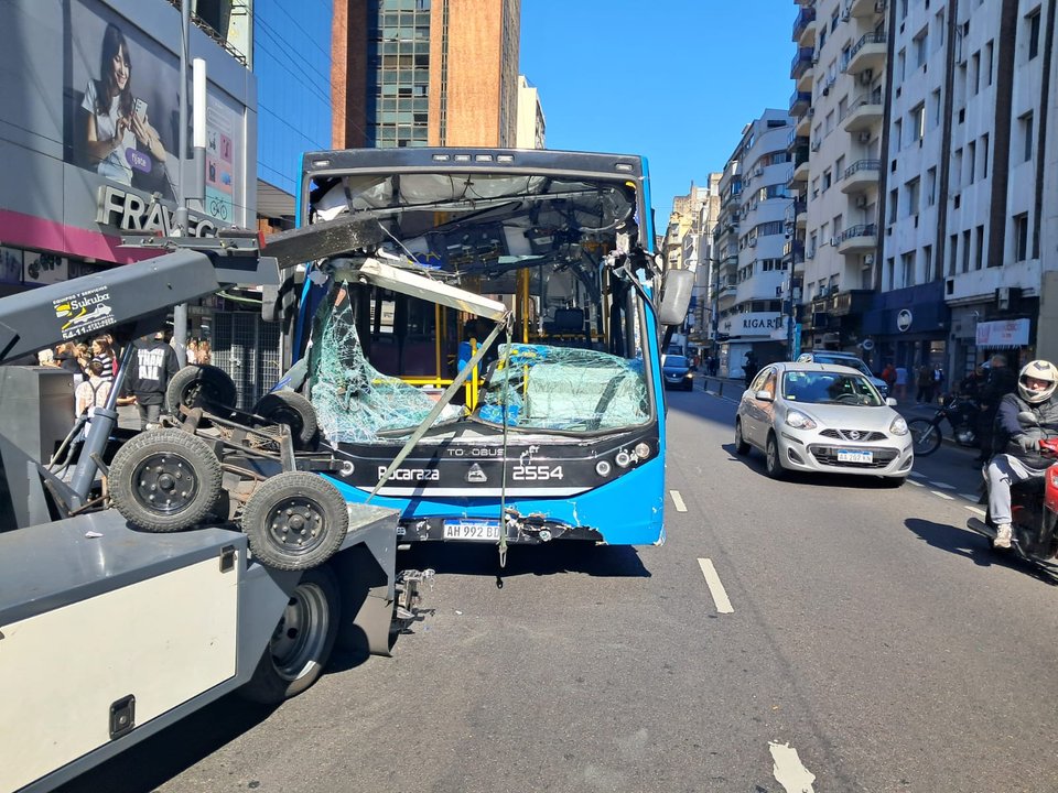 Choque entre un colectivo de la línea 146 y una grúa en el microcentro: cinco personas asistidas